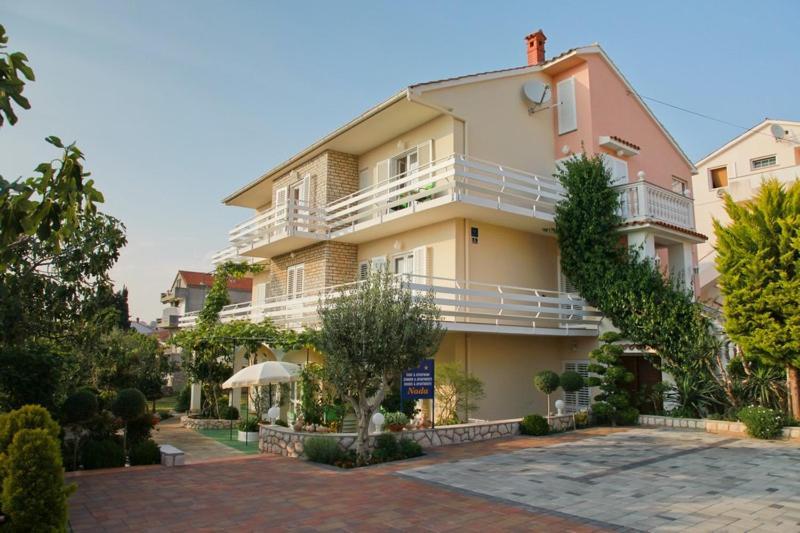 Bed and Breakfast F• R• I• E• N• D• S• à Novalja Extérieur photo