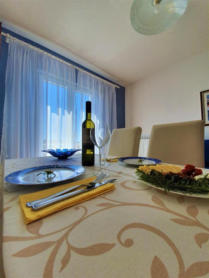 Bed and Breakfast F• R• I• E• N• D• S• à Novalja Extérieur photo