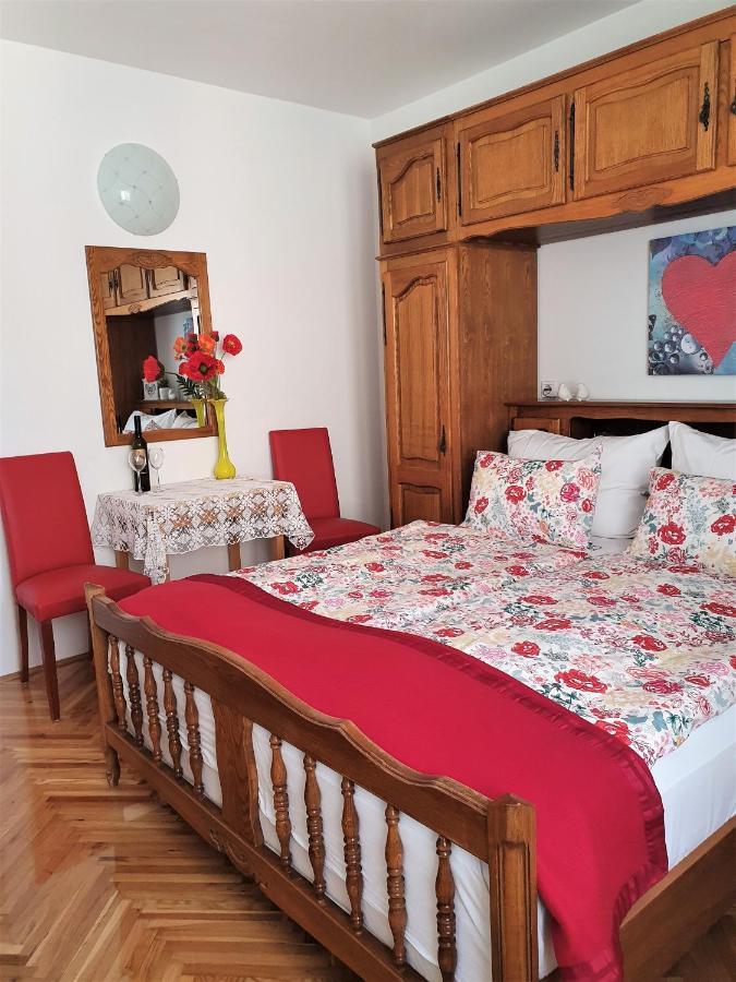 Bed and Breakfast F• R• I• E• N• D• S• à Novalja Extérieur photo